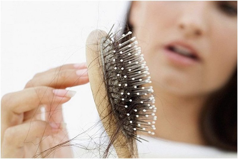 Việc thiếu hụt các chất dinh dưỡng khiến tóc dễ gãy rụng rụng tóc sau sinh